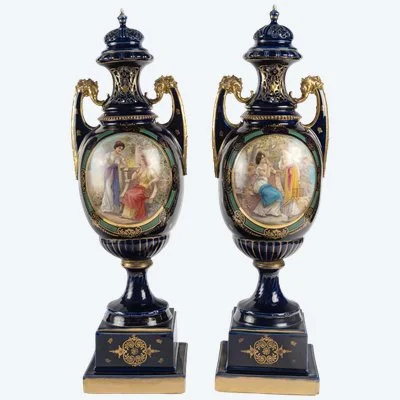 Paire de grands vases couverts en porcelaine de Royal Vienna, époque Napoléon III