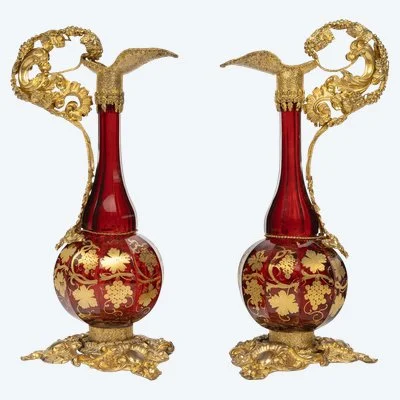 Paire d'aiguières en cristal de Bohême et laiton repoussé – fin du XIXe siècle