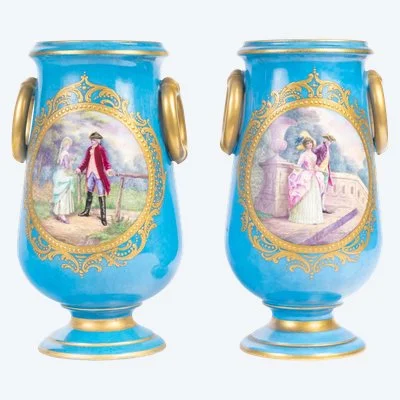 Paire d’urnes en porcelaine dans le goût de Sèvres – fin du XIXe siècle
