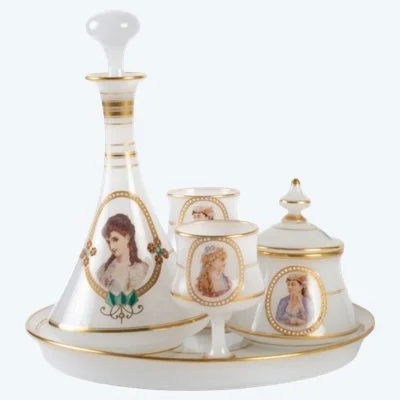 Service de nuit en opaline blanche à portraits féminins, époque Napoléon III, fin du XIXe siècle