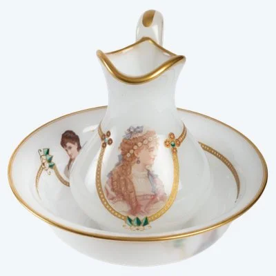 Aiguière et son bassin en opaline blanche à portraits féminins, époque Napoléon III, fin du XIXe siècle
