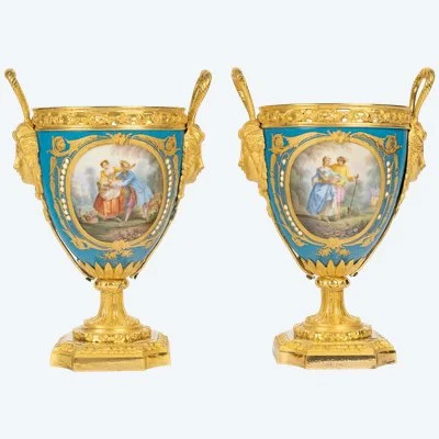 Paire de vases en forme d’urne en porcelaine de Sèvres et bronze doré – XIXe siècle