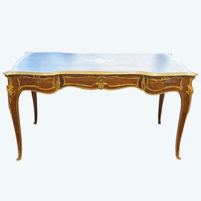Bureau plat de style Louis XV en bois de violette et bronzes dorés, fin du XIXe siècle