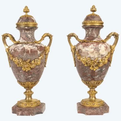 Paire de cassolettes de style Louis XVI, marbre fleur de pêcher et bronze doré, fin du XIXe siècle