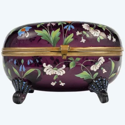 Boîte ovale en verre moulé améthyste à décor émaillé polychrome, art nouveau, vers 1900