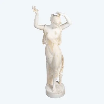 Une sculpture de femme en albâtre, fin du XIXe siècle
