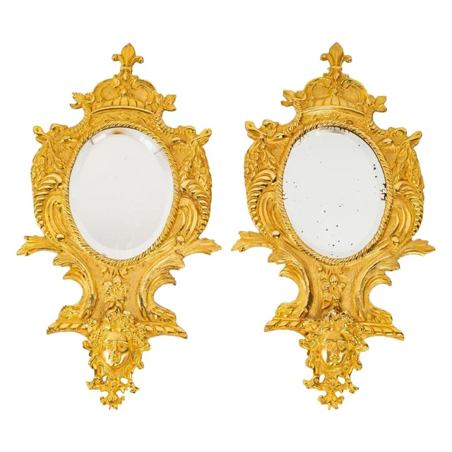 Paire de petits miroirs muraux en bronze doré fin du XIXe siècle