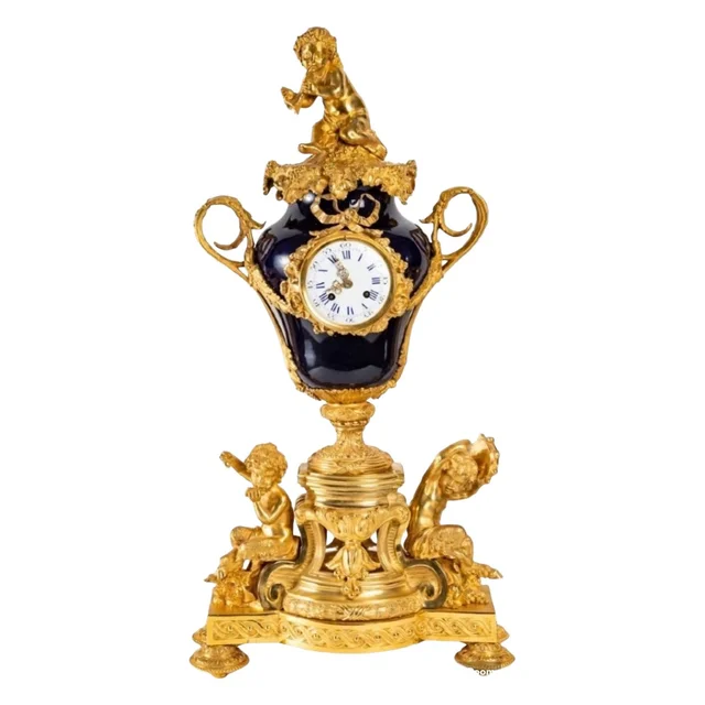 Une pendule en porcelaine et bronze doré fin du XIXe siècle
