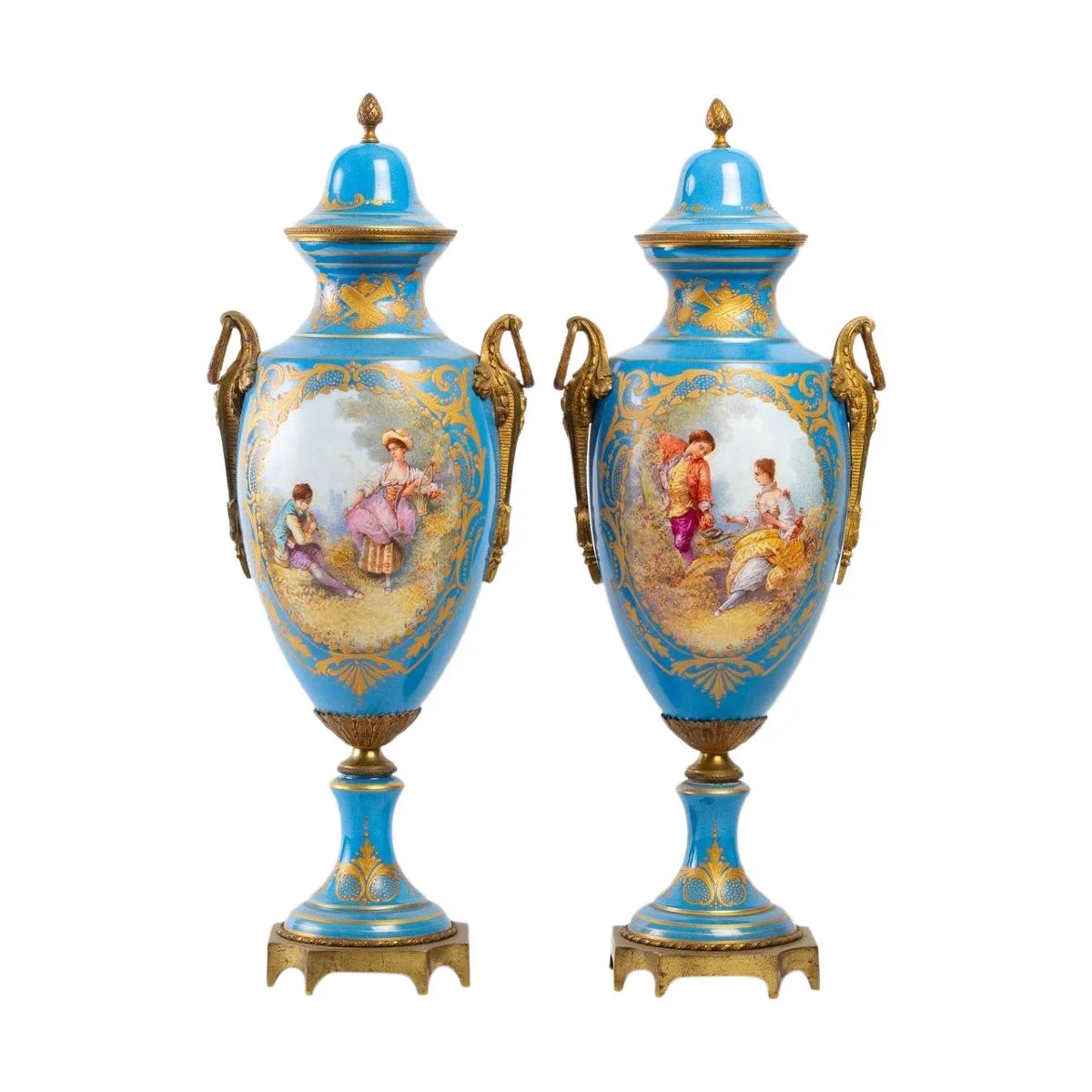 Une paire de vases en porcelaine de style Sèvres fin du XIXe siècle