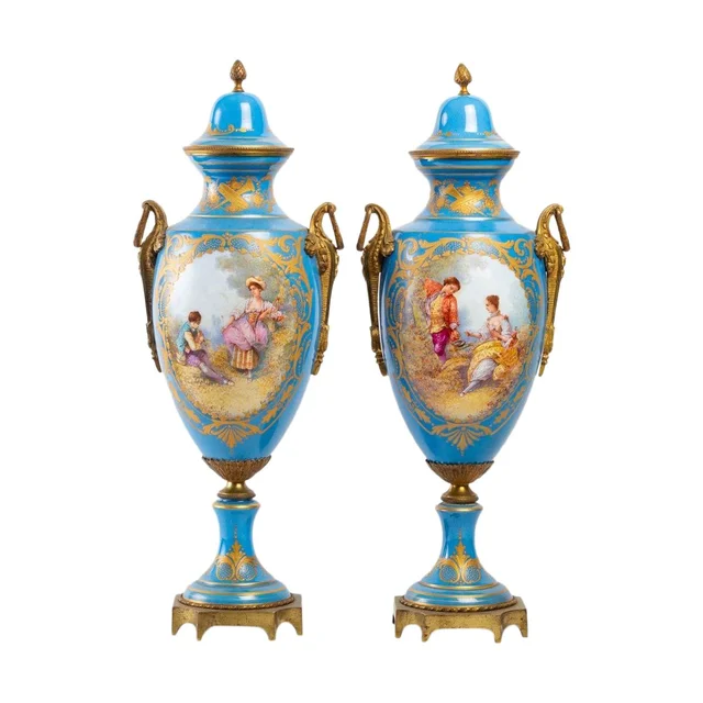 Une paire de vases en porcelaine de style Sèvres fin du XIXe siècle