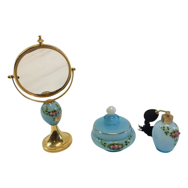 Ensemble de Toilette Trois Pièces en opaline laiteuse de couleur bleu Ciel Peint à la Main