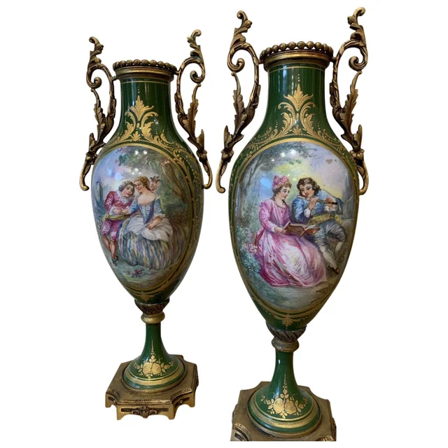 Paire de vases en porcelaine de Sèvres à décor de scènes galantes, époque Napoléon III