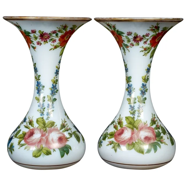 Une paire de vases en opaline blanche fin du XIXe siècle