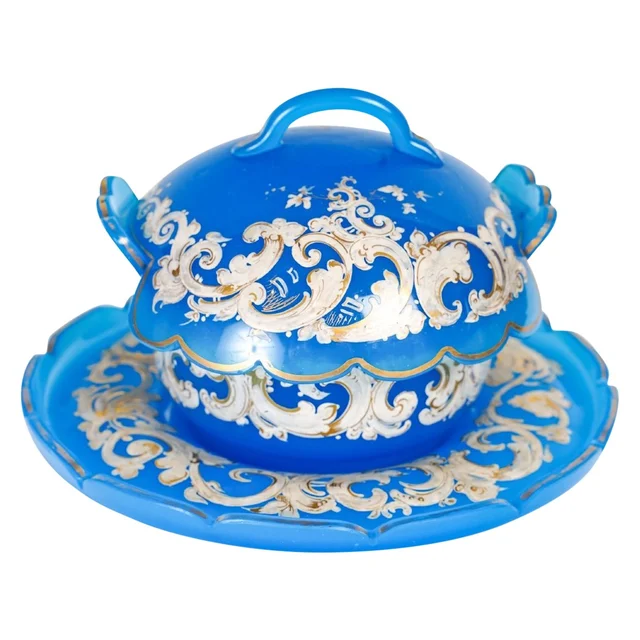 Bonbonnière en opaline bleue fin du XIXe siècle