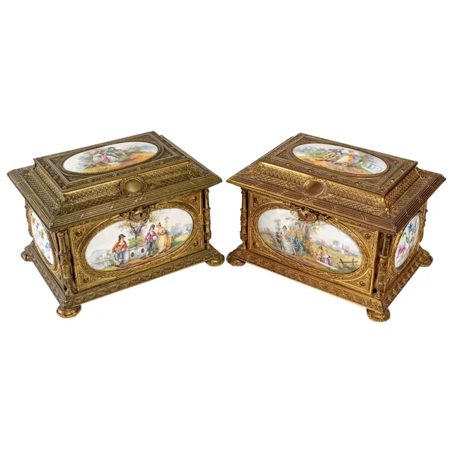 Importante paire de coffrets A bijoux en bronze doré et Plaques en porcelaine XIXe siècle