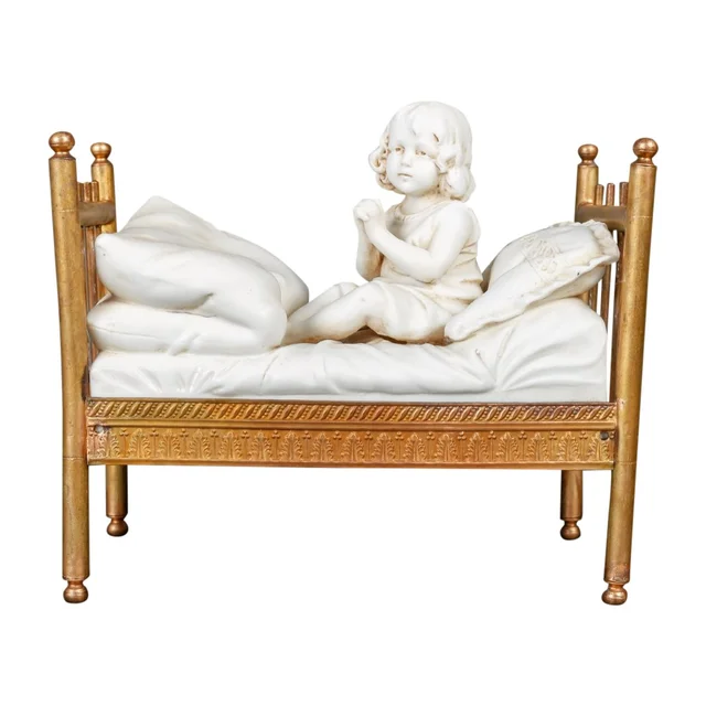 Miniature en biscuit sur un lit en bronze doré époque fin du XIXe siècle