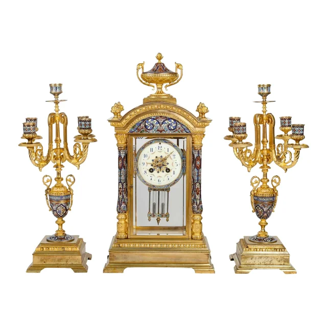 Une garniture en bronze doré et émail cloisonné fin du XIXe siècle