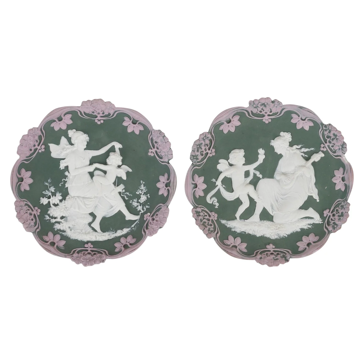 Une paire de plaques en porcelaine de style Wedgwood fin du XIXe siècle
