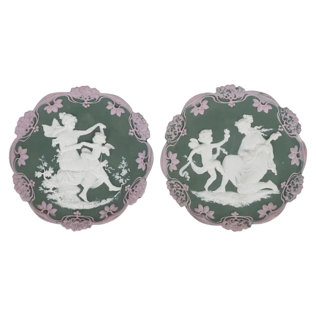 Une paire de plaques en porcelaine de style Wedgwood fin du XIXe siècle