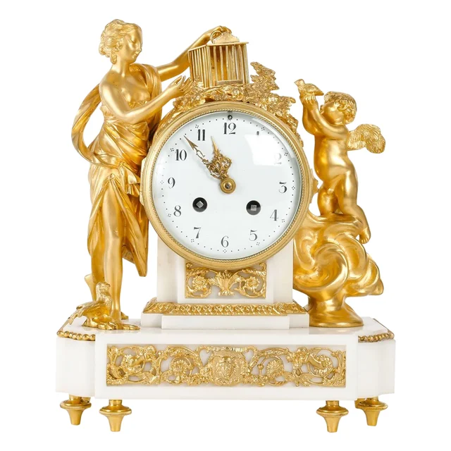 Une pendule en marbre blanc et bronze doré époque XIXe siècle