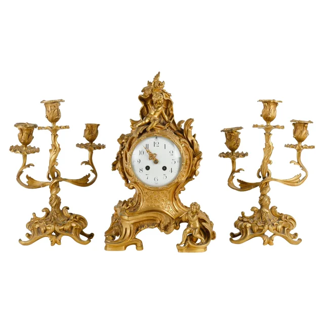 Une garniture de cheminée en bronze doré fin du XIXe siècle