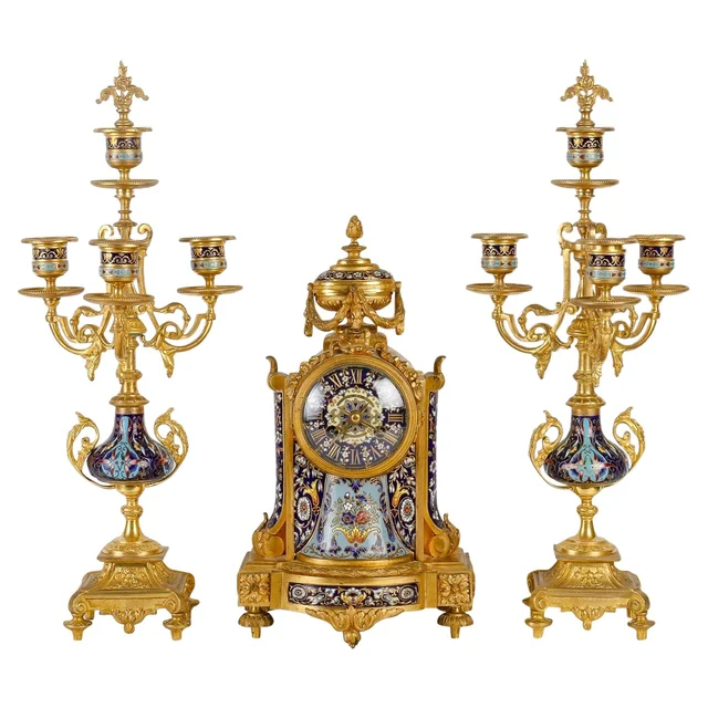Une garniture en bronze doré et émail cloisonné fin du XIXe siècle