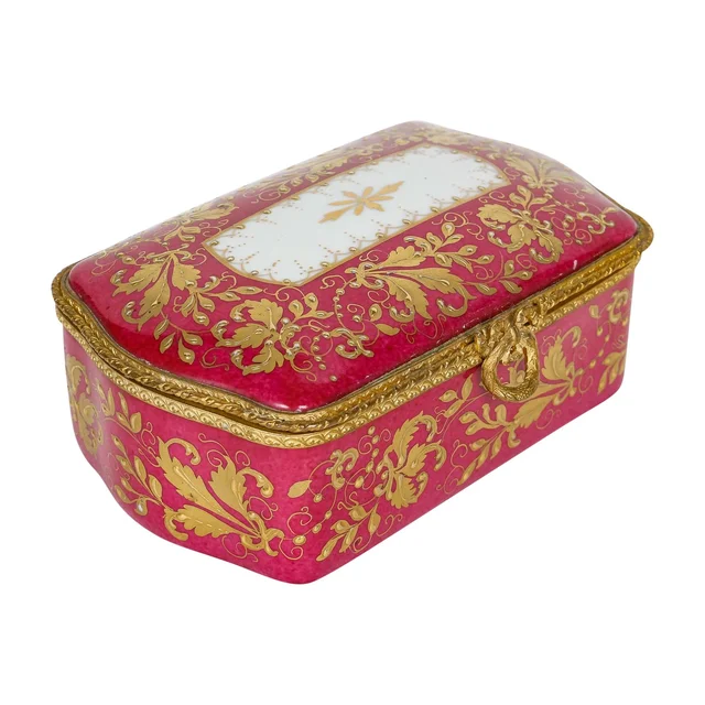Un coffret en porcelaine de Limoges