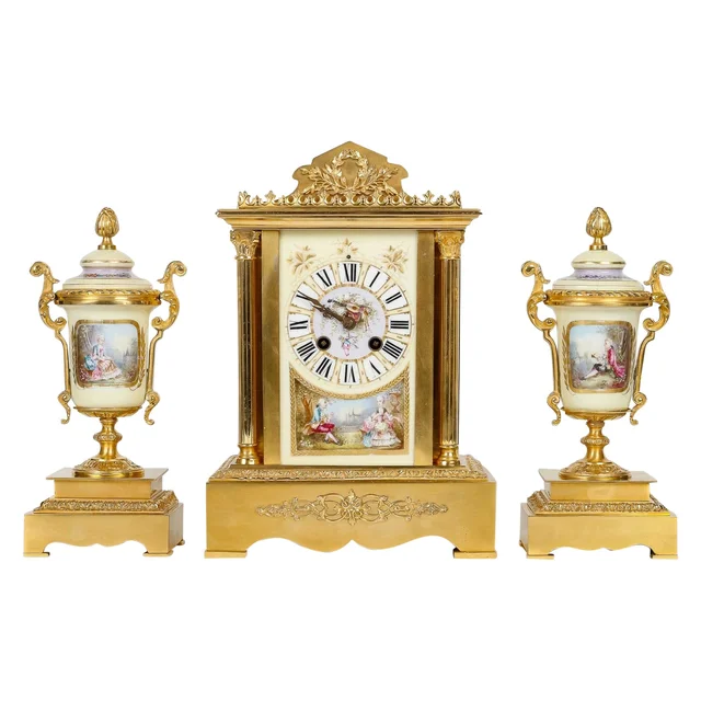 Garniture de cheminée en bronze doré et porcelaine fin du XIXe siècle