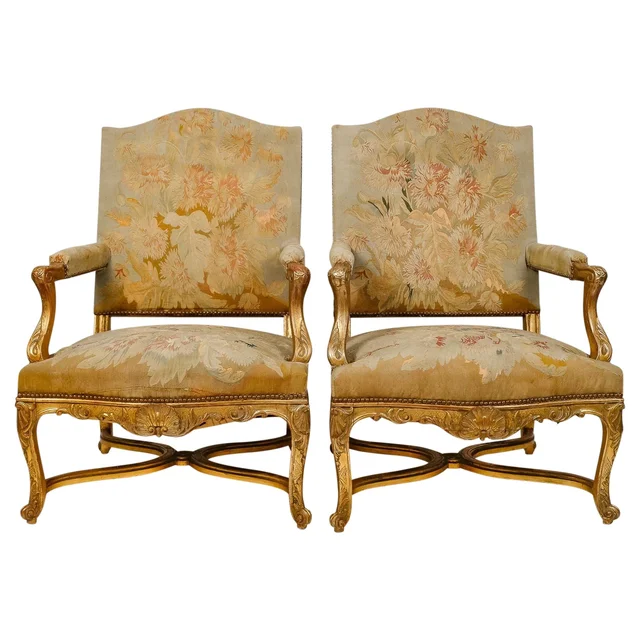 Paire de fauteuils de style Régence en bois doré fin du XIXe siècle
