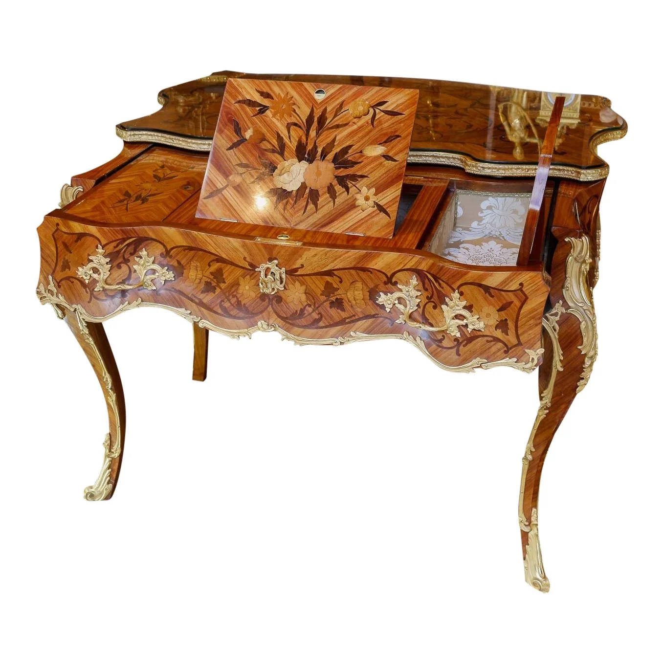 Une belle table à écrire de style Louis XV
