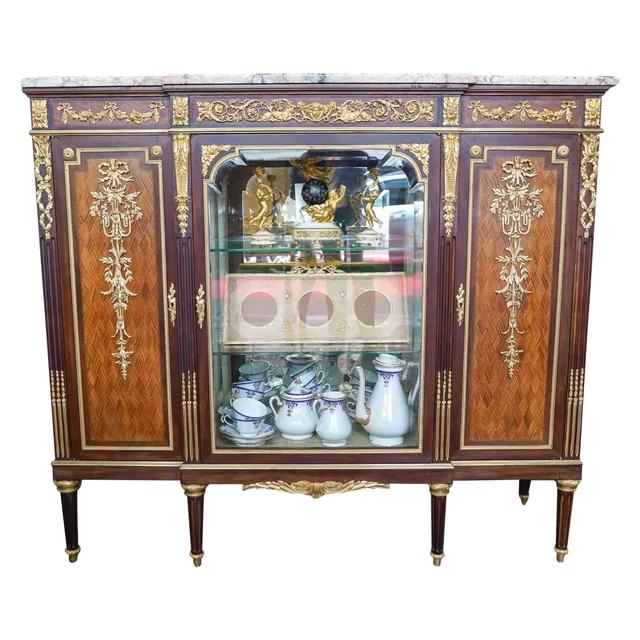 Meuble vitrine à hauteur d'appui de style Louis XVI dans le goût de F.Linke