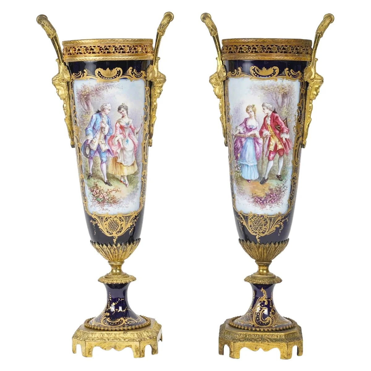 Une paire de vases en porcelaine bleue de Sèvres fin du XIXe siècle