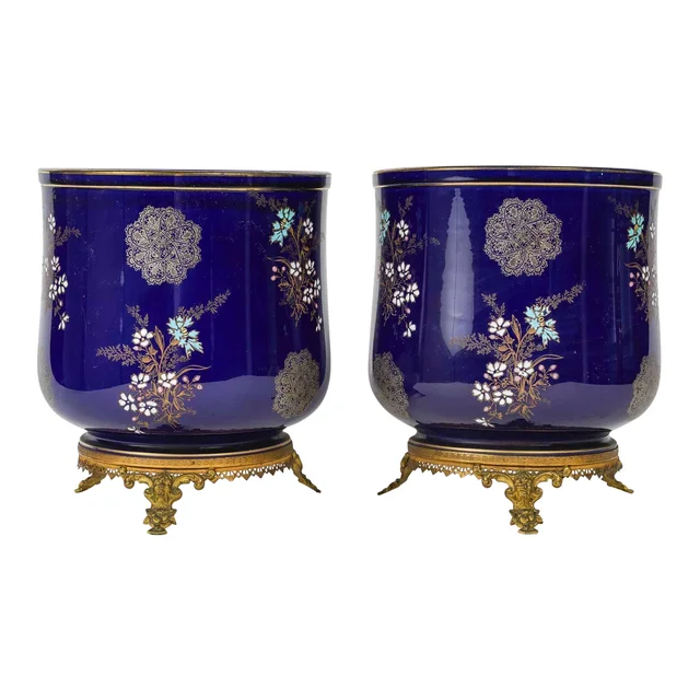 Une paire de cache-pots en porcelaine BFK