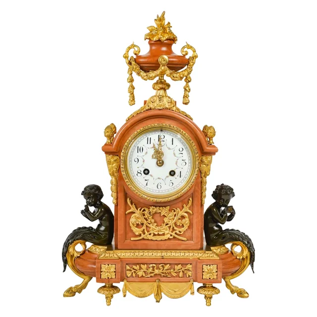 Un pendule en bronze doré et marbre rose fin du XIXe siècle