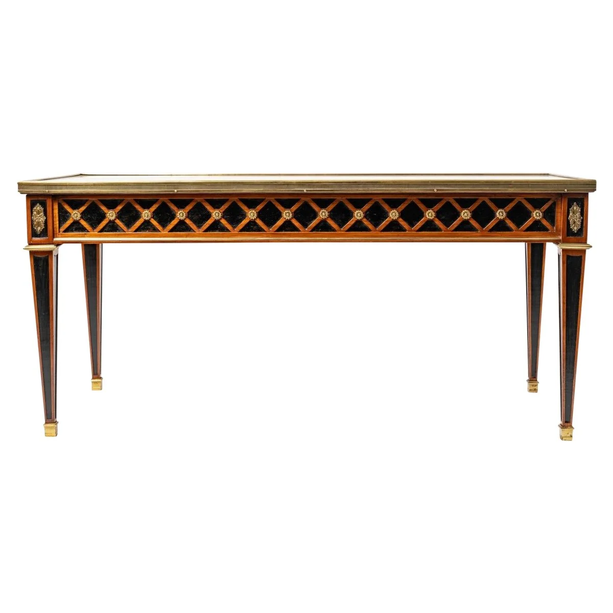 Une table basse de style Louis XVI, début du XXe siècle