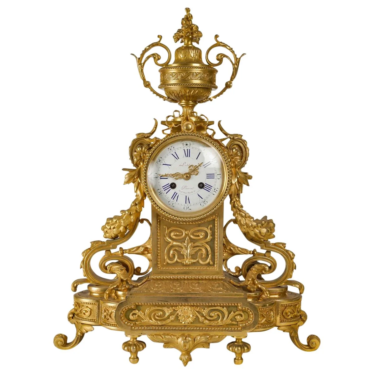 Une pendule en bronze doré de style Louis XVI, XIXè siècle