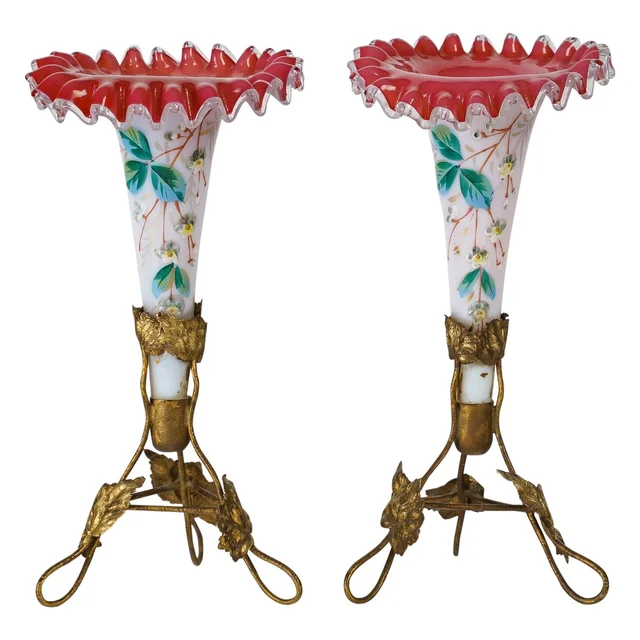 Une paire de vases de forme Cornets en opaline fin du XIXe siècle