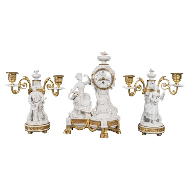 Garniture de cheminée en bronze doré et biscuit de Sèvres