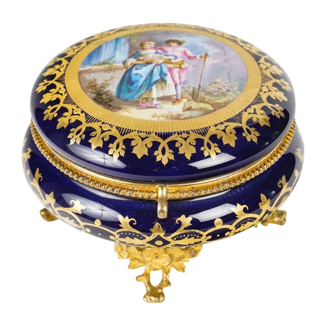 Belle boîte -bonbonnière en porcelaine de Sèvres, fin du XIXe siècle