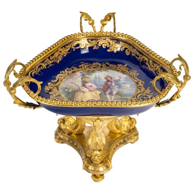 Une coupe en porcelaine de Sèvres et belle ornementation en bronze doré, fin du XIXe siècle