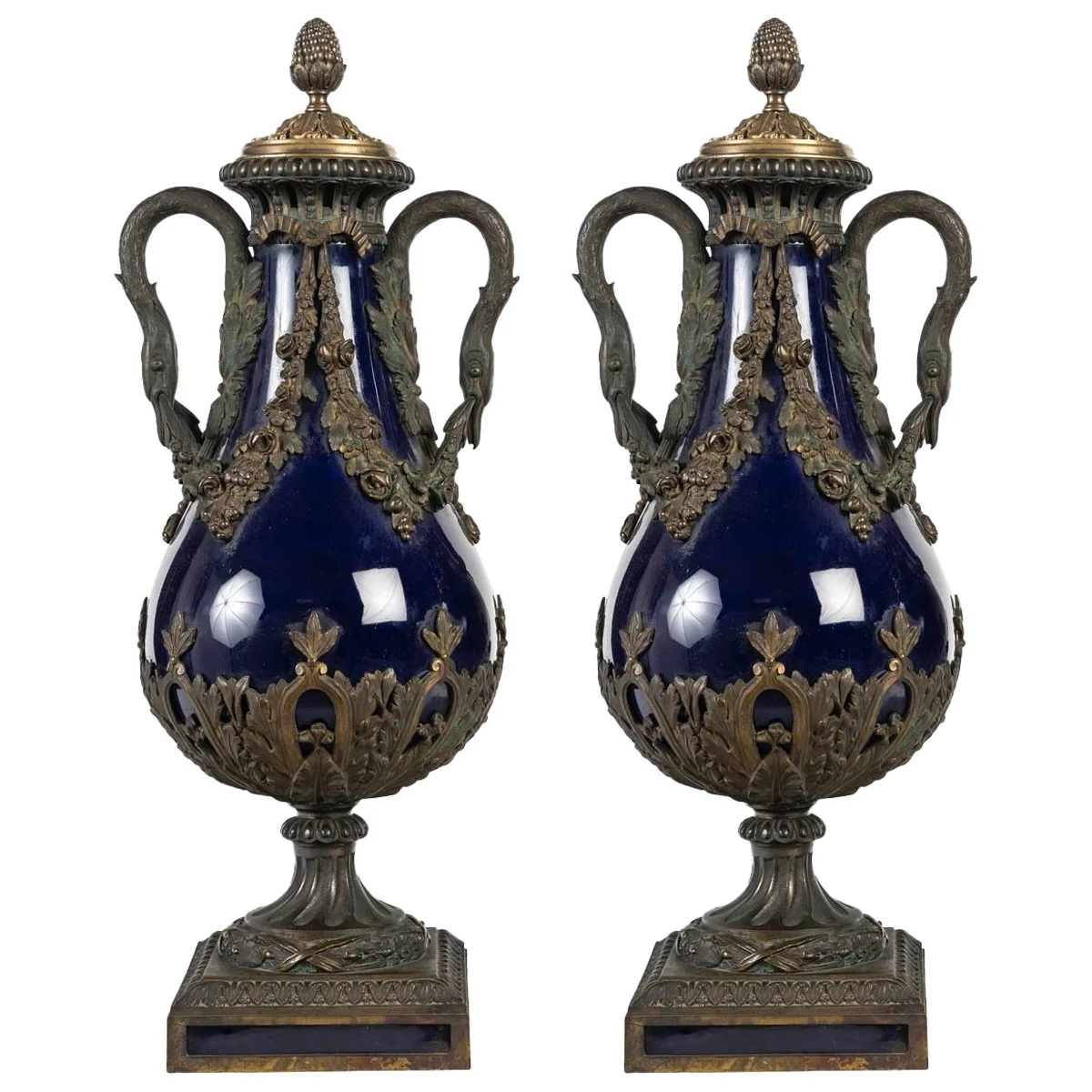 Une paire de vases en porcelaine bleue et bronze doré, époque XIXe siècle