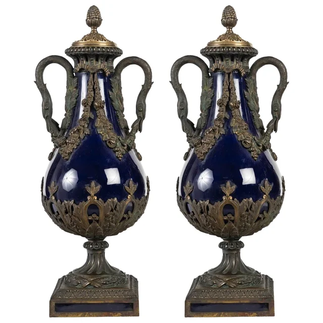 Une paire de vases en porcelaine bleue et bronze doré, époque XIXe siècle