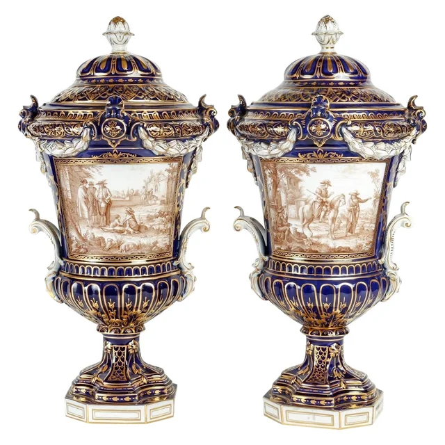 Paire de vases en porcelaine